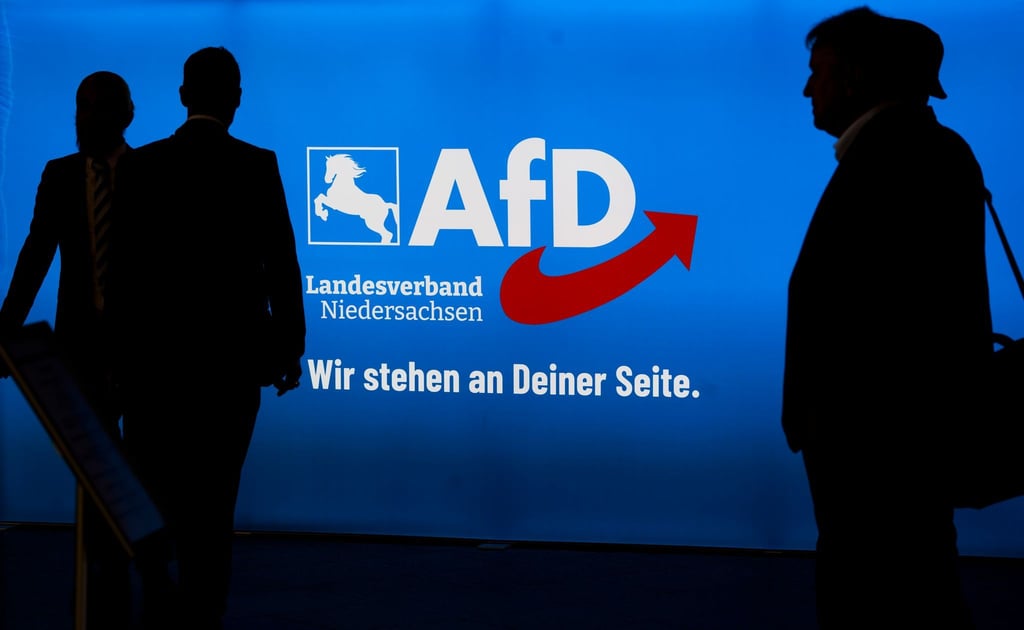 Delegierte und Besucher kommen zum Landesparteitag der AfD Niedersachsen in der Congress Union Celle.