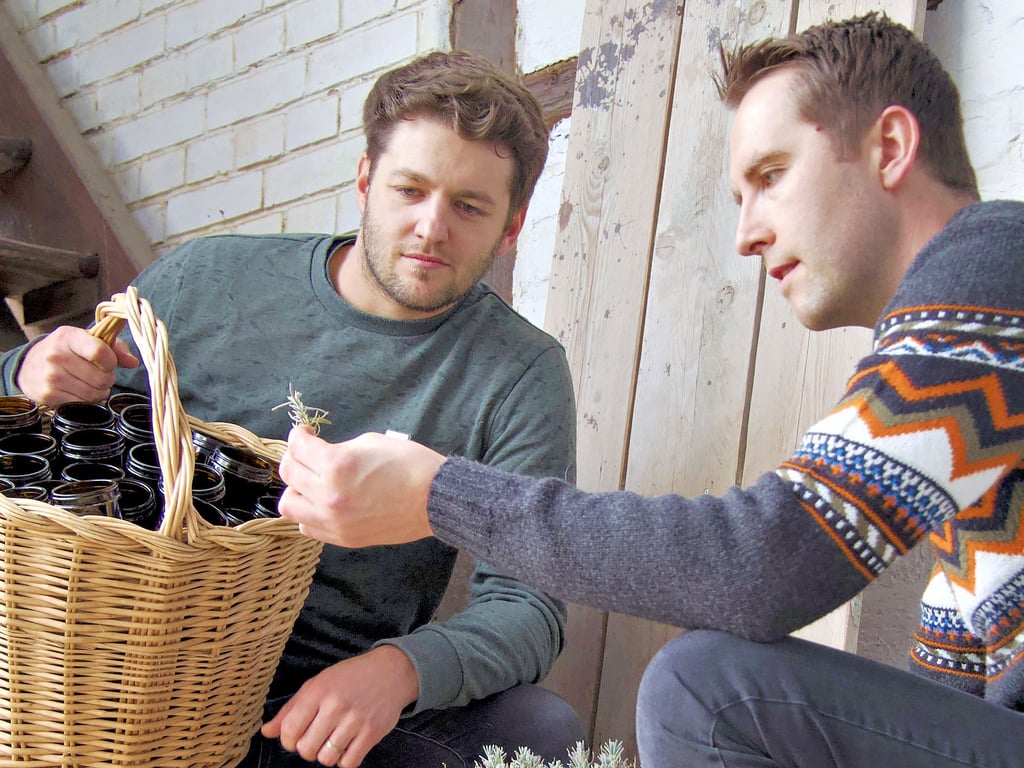 Toni Weist (l.) und Richard Thiele stellen Kerzen aus recyceltem Pflanzenöl her.