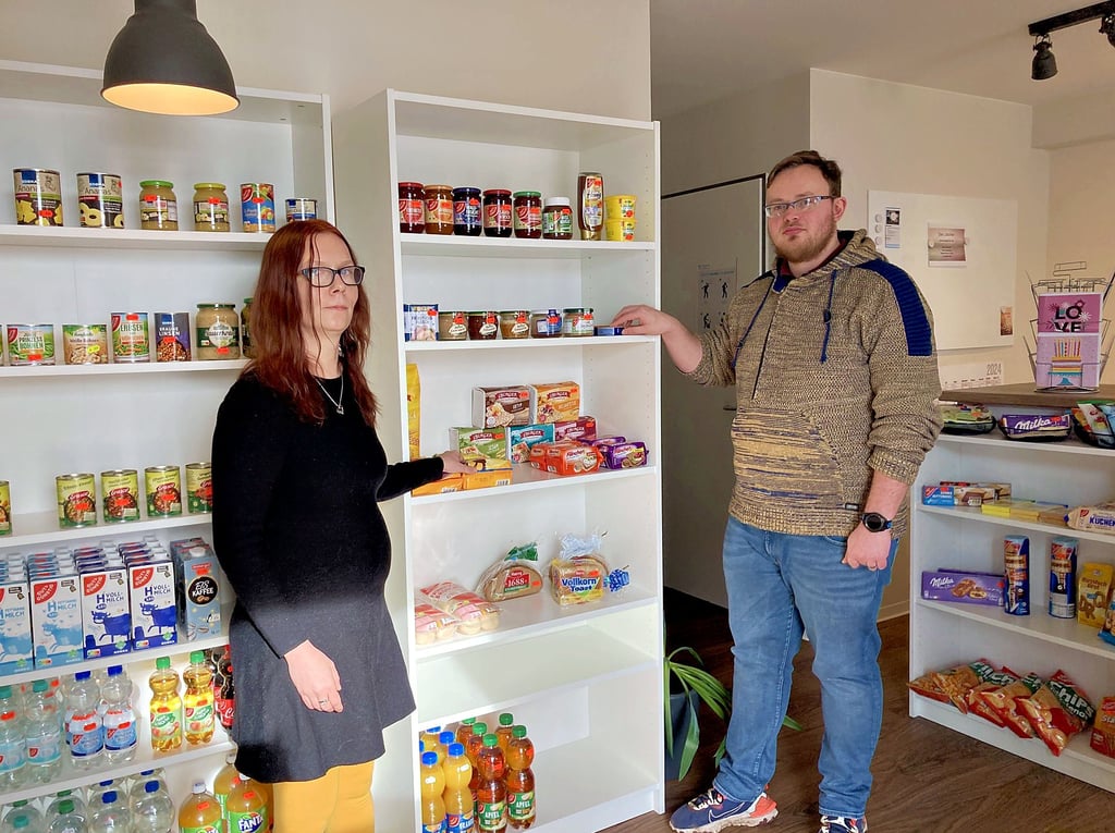Nicole Fehse und Patrick Berlau arbeiten im „Lädchen“ in der Brückstraße.