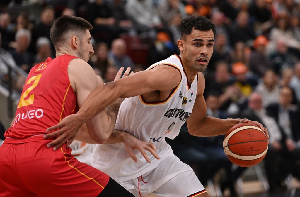 Das DBB-Team um Oscar da Silva (r) setzte sich gegen Montenegro durch.