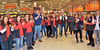 Kaufland-Mitarbeiter applaudieren zur Eröffnung per  Scherenschnitt und freuen sich auf die ersten Kunden im neuen Markt in Staßfurt.