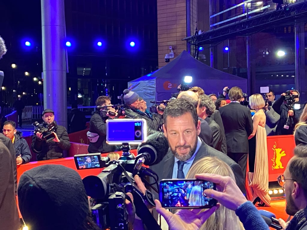 Schauspieler Adam Sandler steht der Presse für Interviews bereit.