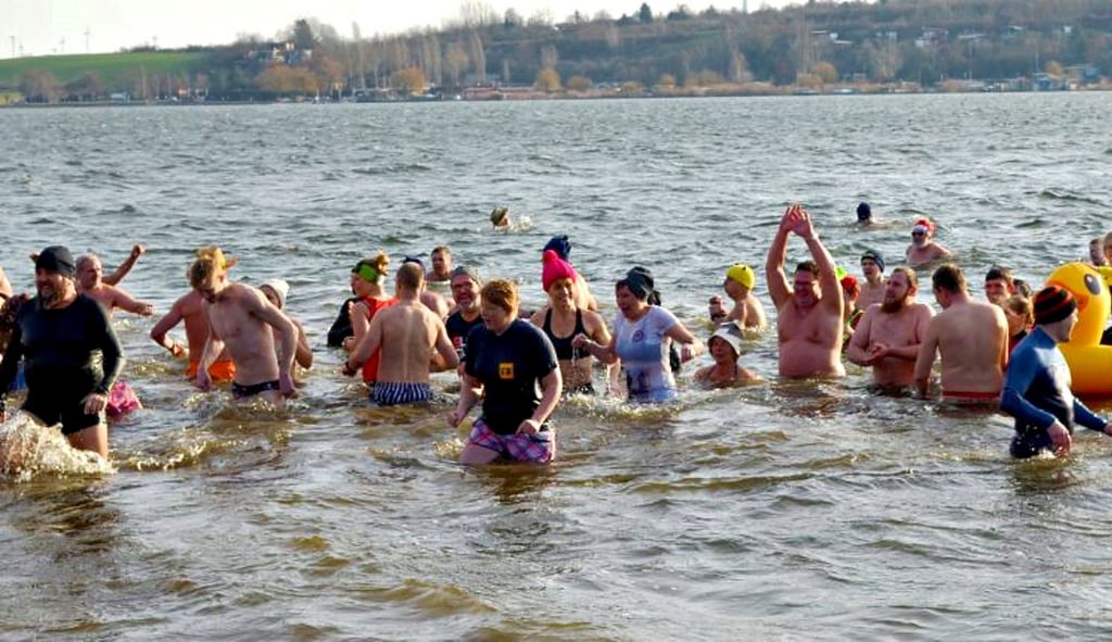Zum sechsten Mal veranstaltet die Deutsche Lebensrettungsgesellschaft am Sonntag das Neujahrsschwimmen im Süßen See.