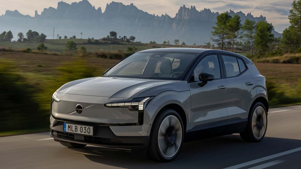 Der vollelektrische Volvo EX 30 kommt bis zu 460 Kilometer weit.