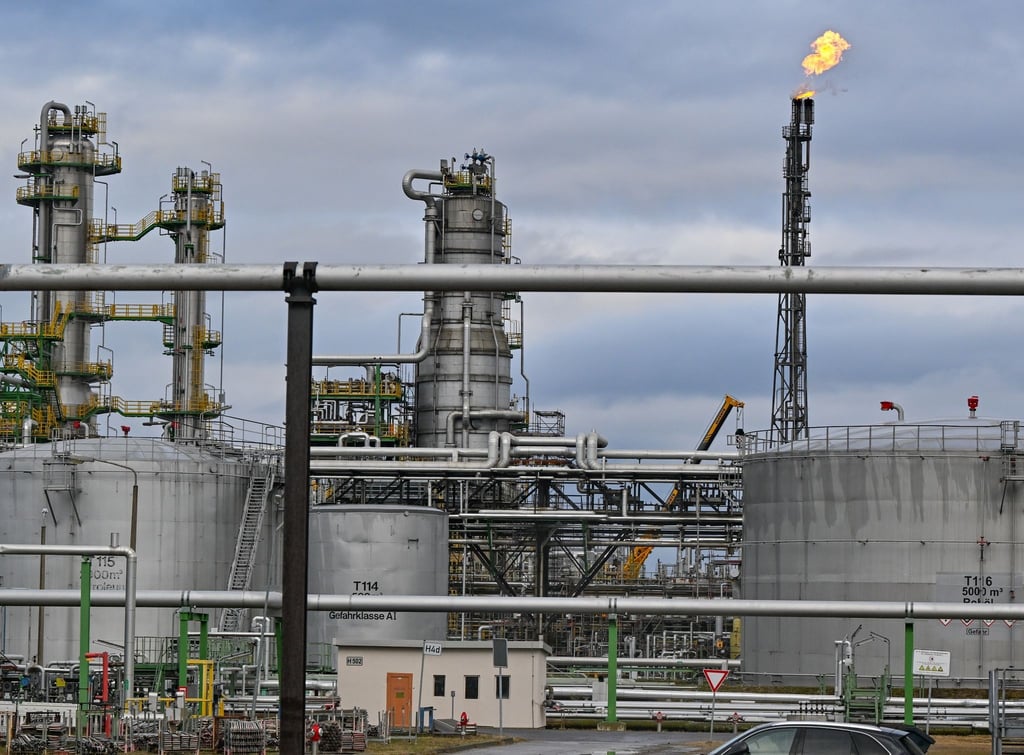 Verschiedene Anlagen der Rohölverarbeitung auf dem Gelände der PCK-Raffinerie.
