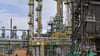 Verschiedene Anlagen der Rohölverarbeitung auf dem Gelände der PCK-Raffinerie GmbH. Die Raffinerie in Schwedt in der Uckermark im Nordosten von Brandenburg versorgt große Teile des Nordostens Deutschlands mit Treibstoff.