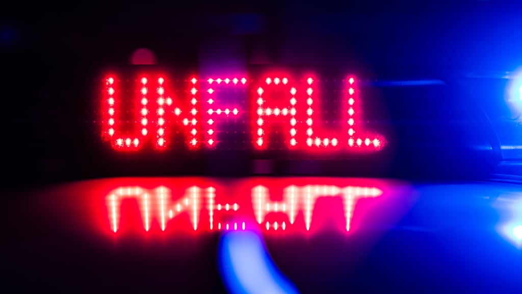 Bei einem Unfall auf der Raffineriestraße in Halle wurden mehrere Personen verletzt.