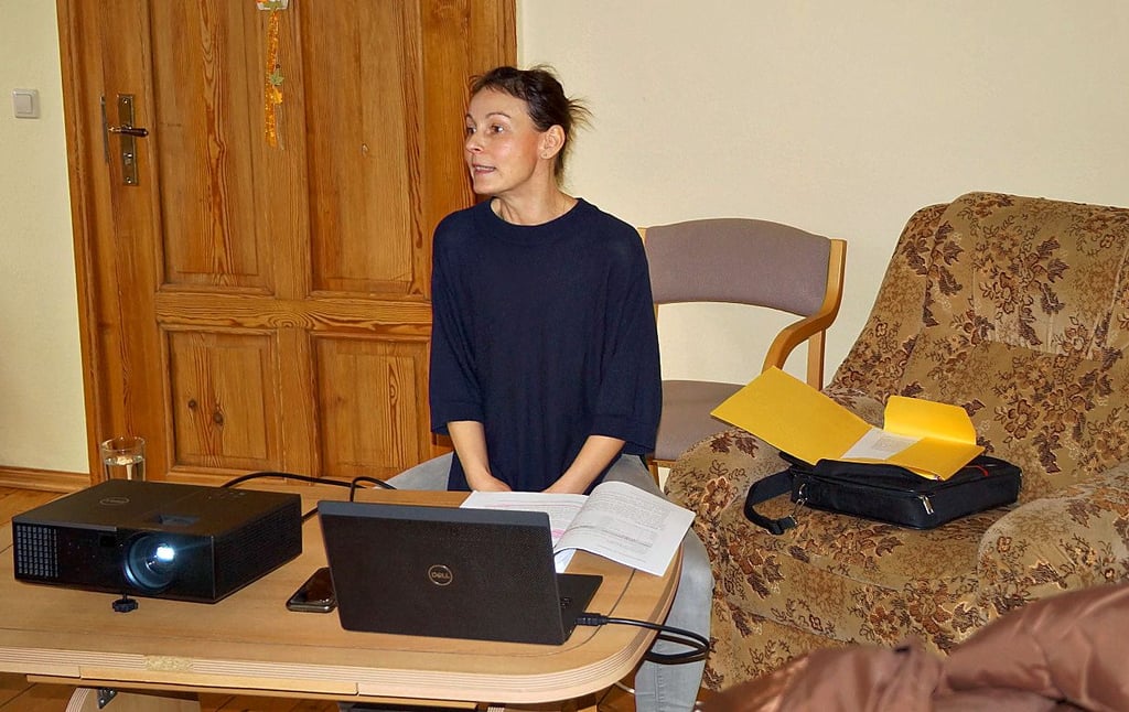 Romy Kleische stellt den Pflegestrukturbericht den Mitgliedern des Kreisseniorenrates vor.