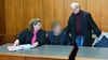 Der Angeklagte (M) nimmt zwischen seiner Verteidigerin Susanne Frangenberg und seinem Verteidiger Steffen Stern im Landgericht Göttingen Platz.