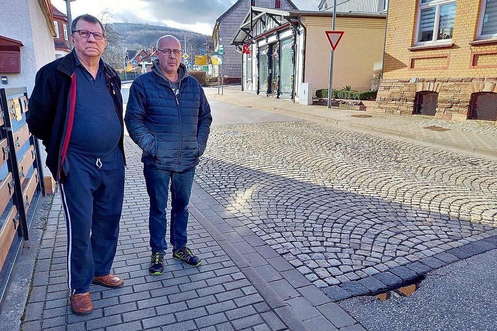 Walter Richardt (links) und Michael Kummer am kritisierten gepflasterten Teilstück der Ilsenburger Friedensstraße.
