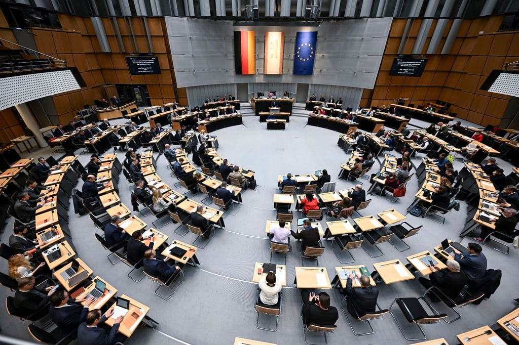 Abgeordnete sitzen im Plenarsaal bei einer Plenarsitzung des Berliner Abgeordnetenhauses.