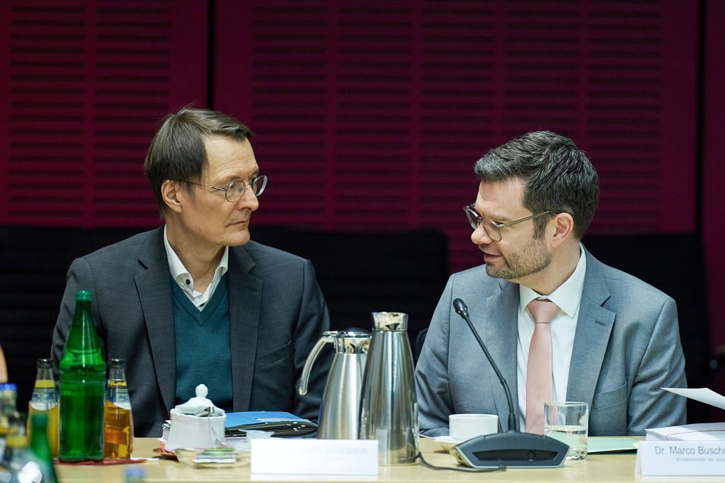 Gesundheitsminister Karl Lauterbach (l) und Justizminister Marco Buschmann bei der Sitzung des Vermittlungsausschuss von Bundestag und Bundesrat.