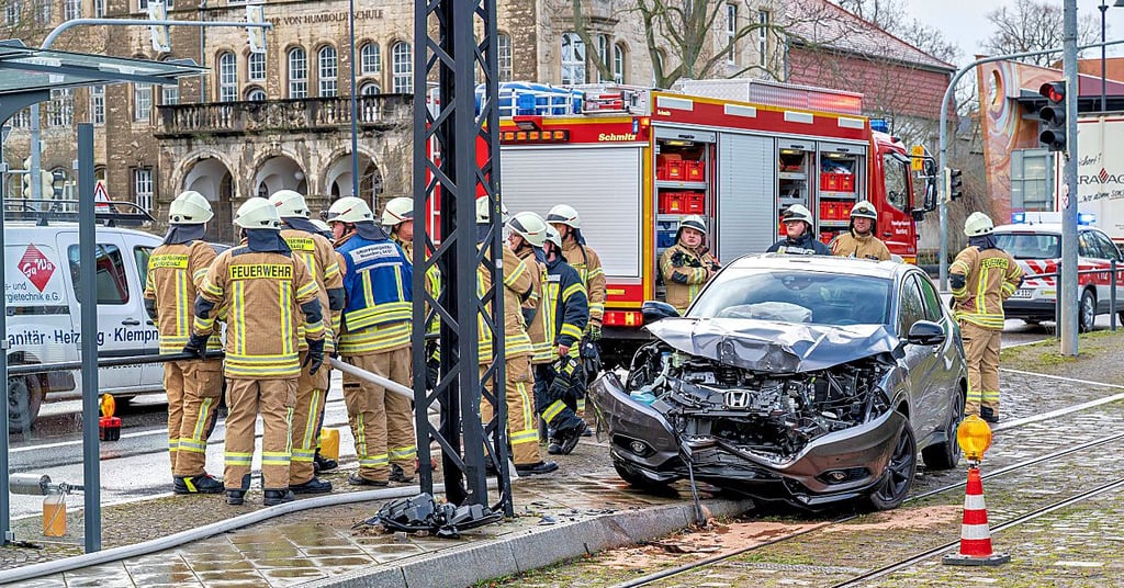 Aus noch ungeklärter Ursache krachte ein 75-Jähriger am Donnerstag mit seinem Auto ungebremst gegen einen Mast der Straßenbahn.