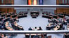 Kai Wegner (CDU), Regierender Bürgermeister von Berlin, spricht während der Plenarsitzung im Abgeordnetenhaus in der Fragestunde.