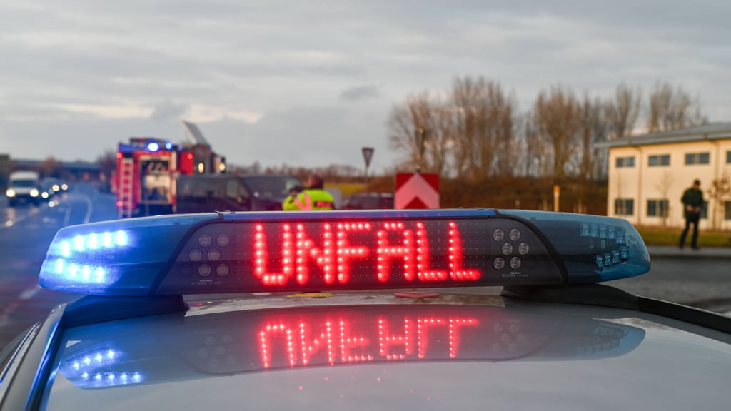 Nach einem Unfall ist die B188 bei Gardelegen beidseitig gesperrt.