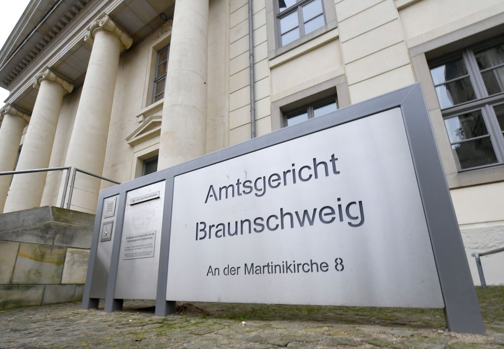 Ein Schild weist auf das Amtsgericht Braunschweig in der Innenstadt hin.