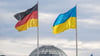 Die Flaggen von Deutschland und der Ukraine wehen vor dem Bundestag.