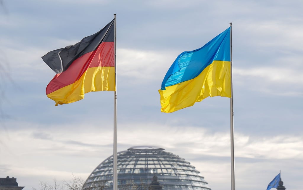 Die Flaggen von Deutschland und der Ukraine wehen vor dem Bundestag.