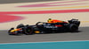 Der Mexikaner Sergio Perez steuert sein Auto auf der Rennstrecke in Bahrain.
