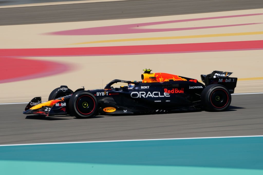 Der Mexikaner Sergio Perez steuert sein Auto auf der Rennstrecke in Bahrain.