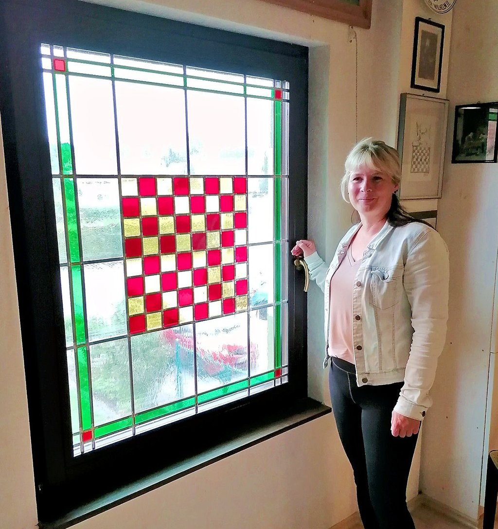 Anja Gottschalk zeigt das erste Fenster für das Schachmuseum.