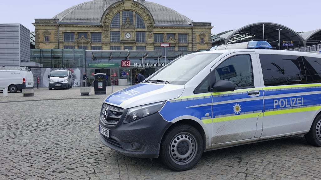 Im Bahnhof Halle wurden zwei Frauen von einem aggressiven Mann aus
