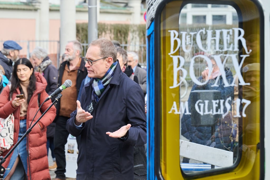 Michael Müller (SPD), ehemaliger Regierender Bürgermeister Berlins, spricht zur Eröffnung der neuen „Bücherboxx“ am S-Bahnhof Grunewald in der Nähe des Mahnmals Gleis 17.