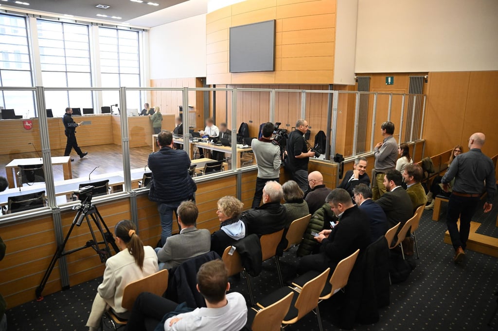 Prozessbeteiligte und Zuschauer warten zu Prozessbeginn in einem Gerichtssaal im Landgericht Braunschweig.