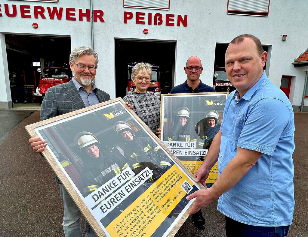 Hans-Joachim Polk, VNG-Technikvorstand (links), hat ein Dankeschön an Maik Hammermann (rechts), Stadtwehrleiter Tilo Timplan und Bernburgs Oberbürgermeisterin Silvia Ristow übergeben.