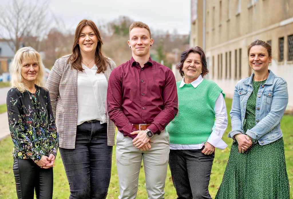 Das Team der Wohngeldstelle Naumburg mit Heike Berger (v.l.), Anna-Maria Mücke, Brian Wagner, Ines Kühn und Nancy Zeidler sowie Carola Müller (nicht im Bild) hat jede Menge Akten zu bearbeiten.