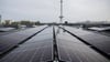 Solarpanels sind vor einem Pressetermin zum Bau von Berlins größter Photovoltaik-Anlage der Stadtwerke und Messe auf dem Dach der Messe Berlin vor dem Funkturm zu sehen.
