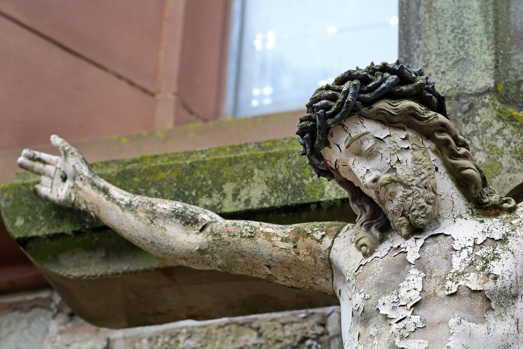 Jesus von Nazareth ist die zentrale Figur des christlichen Glaubens. Das Neue Testament beschreibt ihn als den Sohn Gottes und erzählt von seinen wundersamen Taten und Gleichnissen.