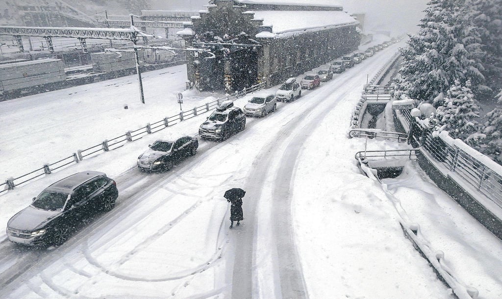 Eingeschneite Autos auf der Brennerautobahn im Stau.