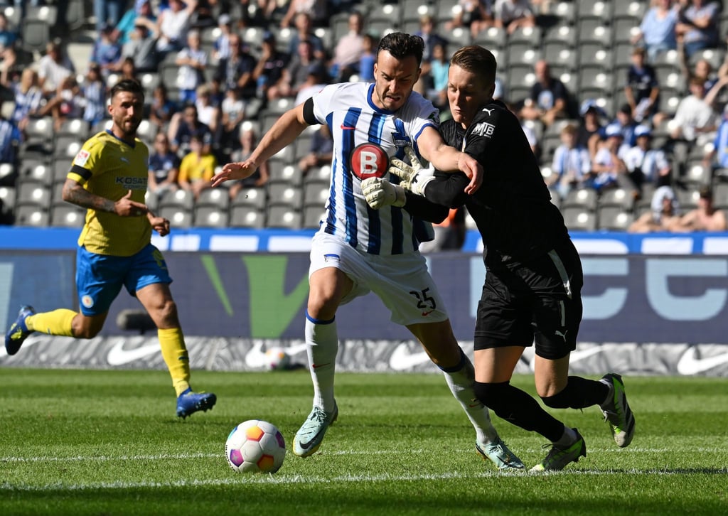 Herthas Haris Tabakovic (l) gegen Braunschweigs Torhüter Ron-Thorben Hoffmann (r).