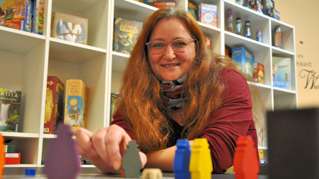 Aileen Ziehm hat im vergangenen Jahr viele Gäste in der „Spielunke“ im Schadewachten in Stendal begrüßt. Die Spielepädagogin spielt für ihr Leben gern – egal ob Klassiker oder Brandneues. 