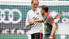 Trainer Thomas Tuchel (l) von PSG und Trainer Niko Kovac von FC Bayern München verabschieden sich nach dem Spiel.