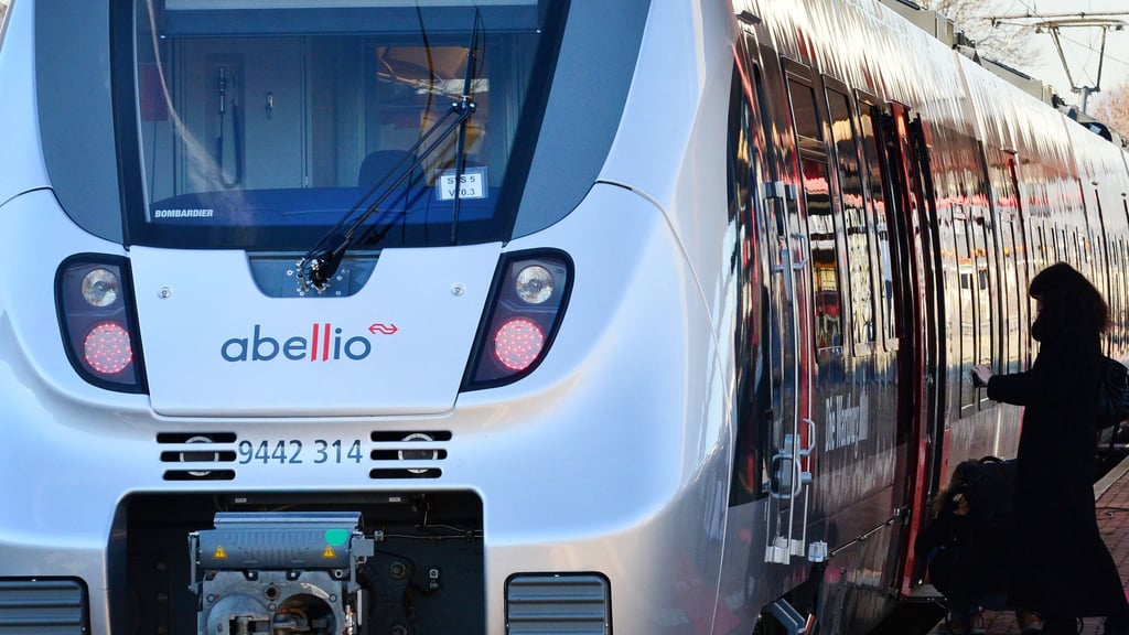 Eine Frau besteigt in Eisenach einen Abellio-Zug.