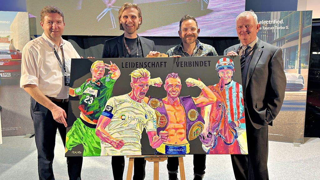 Dieses Acrylbild wurde beim Neujahrsempfang für 7.000 Euro versteigert – zur Freude von: Jens Hitzeroth (v. l.), Renn-Vereins-Vize Maximilian Leonhardt, Künstler Carlo „Nukas“ Bzdok und Torsten Meyer.