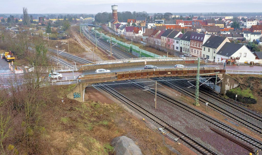 Dessau-Roßlaus größtes Sorgenkind: die völlig marode Zerbster Brücke in Roßlau. Nun steht die Notsicherung an.