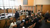 Prozessbeteiligte und Zuschauer warten zu Prozessbeginn in einem Gerichtssaal im Landgericht Braunschweig.
