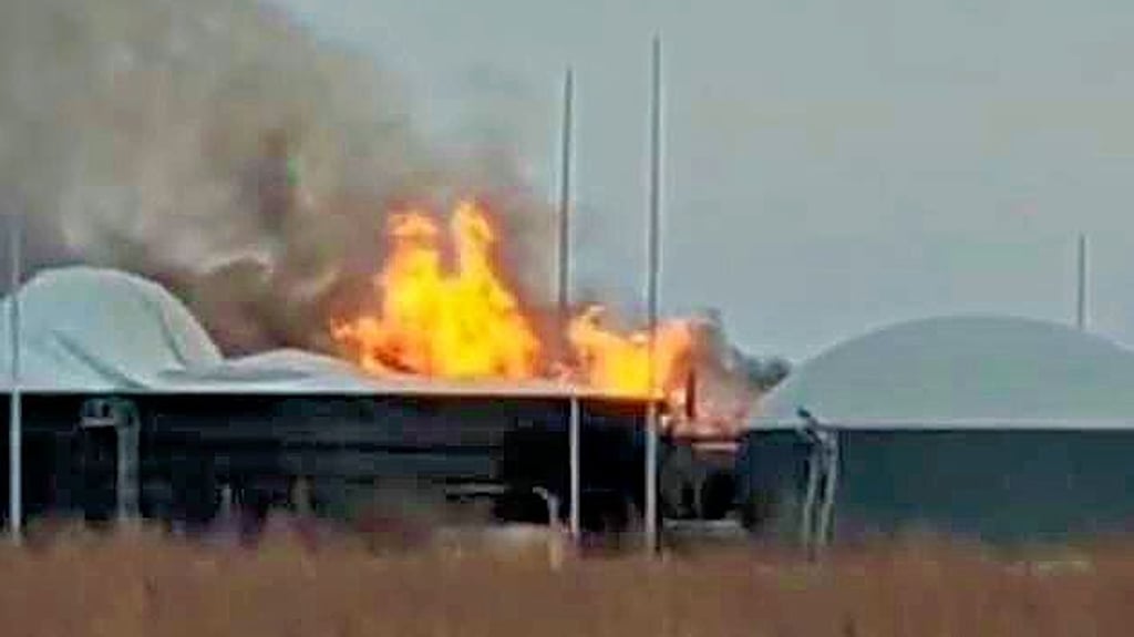 Meterhohe Flammen sind über der Biogasanlage in Büstedt zu sehen.