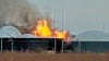 Meterhohe Flammen sind über der Biogasanlage in Büstedt zu sehen. 