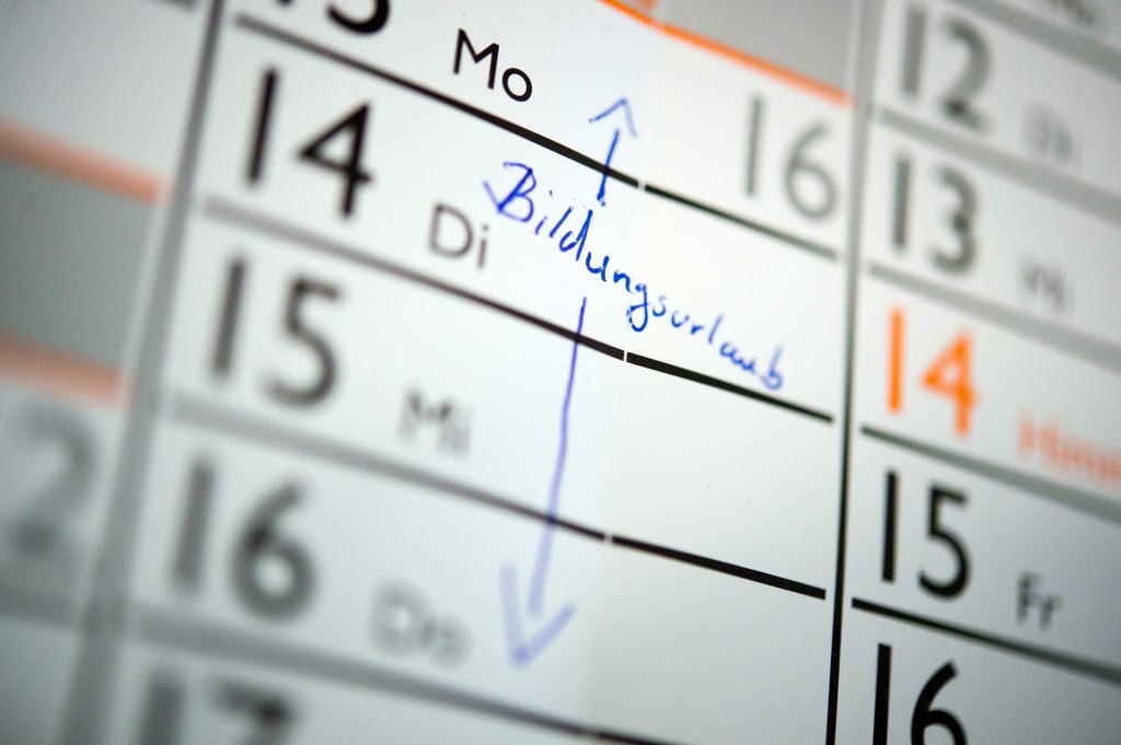 Auf einem Kalender ist der Schriftzug „Bildungsurlaub“ zu sehen.