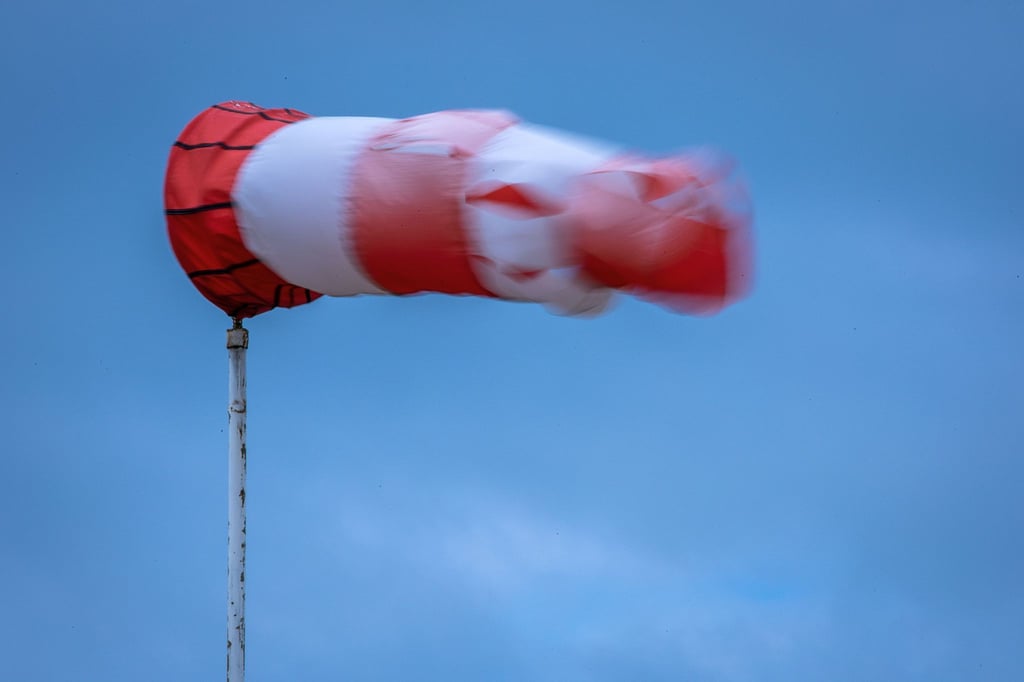 Ein Windsack flattert bei stürmischem Wetter am Flugplatz Wismar-Müggenburg.
