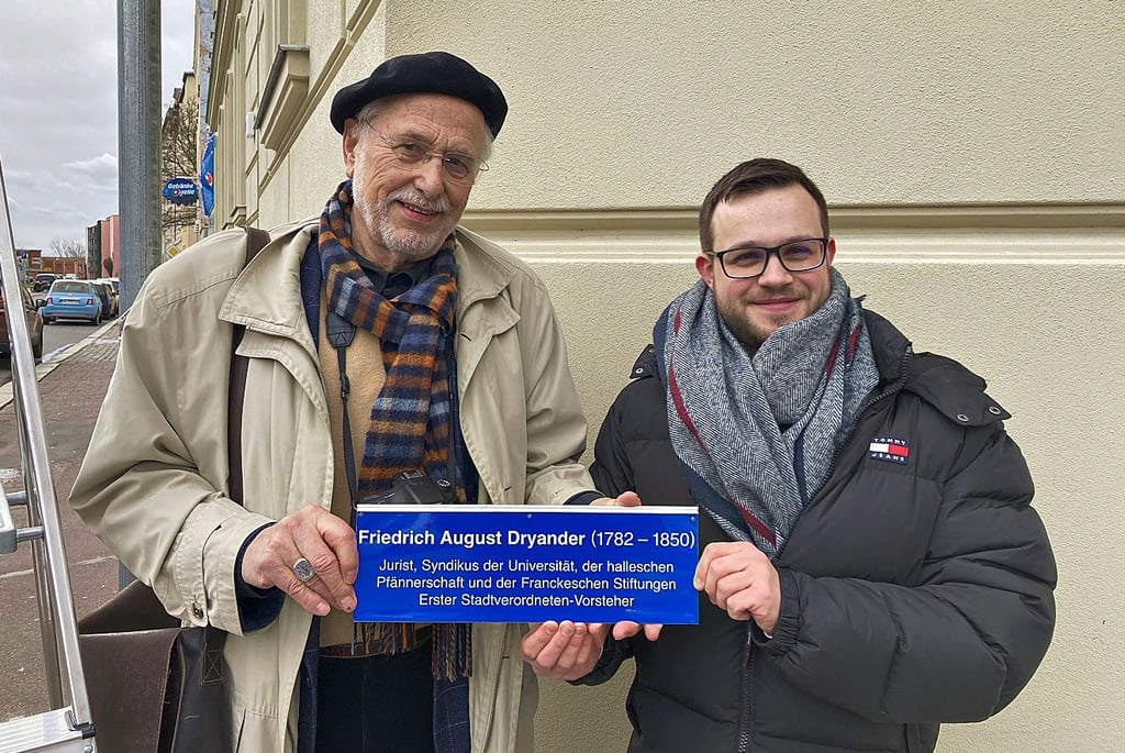 Ulrich Dryander und Jonas Selisko präsentieren in Halle stolz das neue Zusatzschild.
