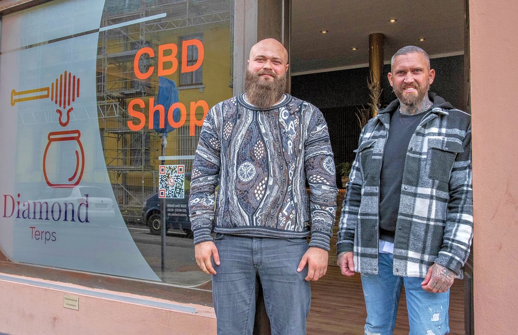 Maximilian Eichler (l.) und Marco Fitz stehen vor ihrem Shop in der Zerbster Straße 34.