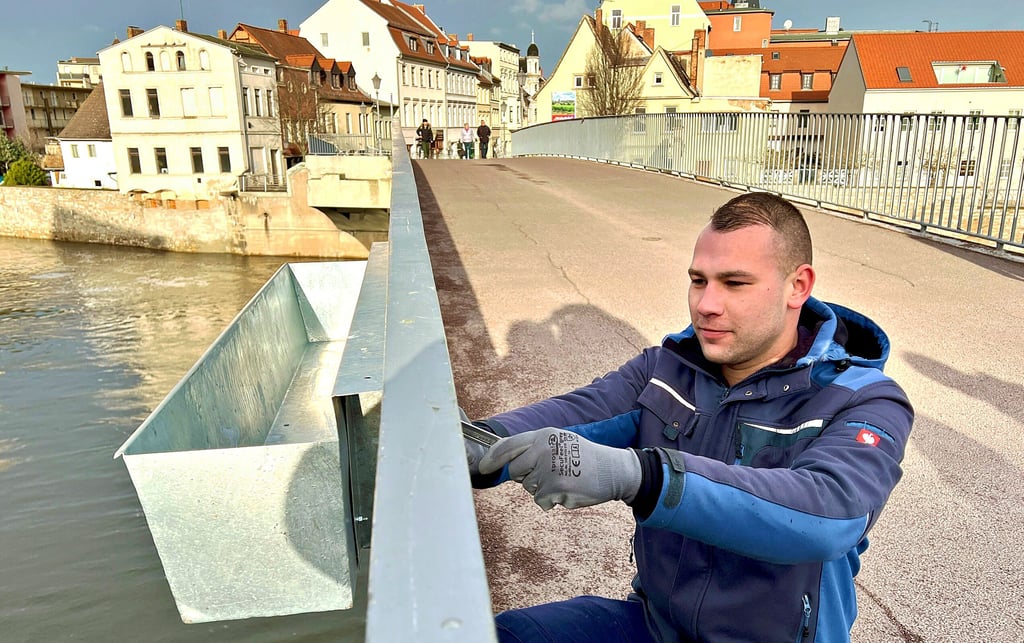 Der Prototyp für die neuen Blumenkästen auf der Fußgängerbrücke in Bernburg ist fertig. Schlosser Dennis Marschall von der Firma Geisler in Biendorf montiert den Blumenkasten probehalber am Geländer. Nun soll der Prototyp in „Serie“ gehen.