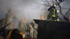 Feuerwehrleute arbeiten an einem brennenden Gebäude nach einem russischen Angriff in Odessa.