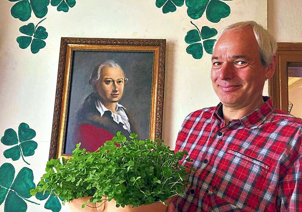 Der Kleefestverein Würchwitz hat seit 2020 einen neuen Vorsitzenden. Stefan Pöschel hat das Amt in der Coronazeit übernommen. Im Hintergrund ein Bildnis von Johann Christian Schubart.