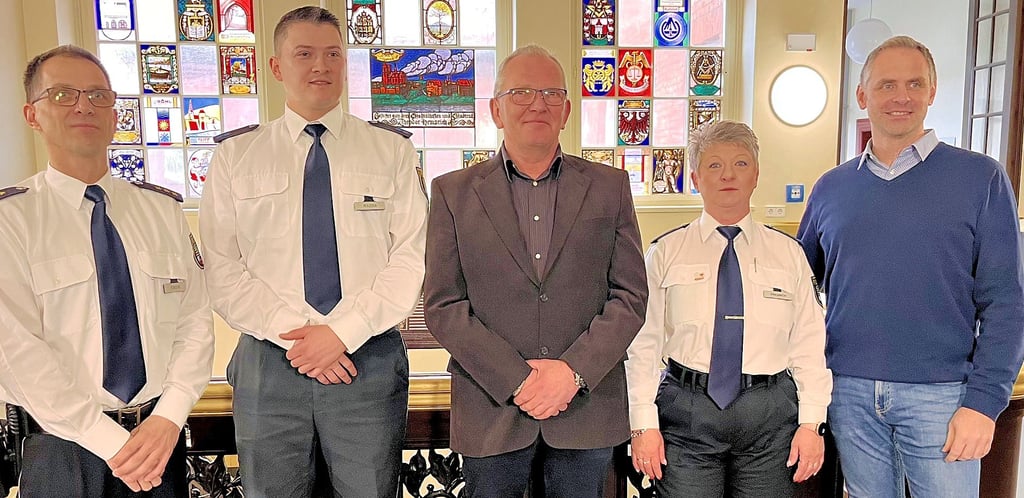 Andreas Krautwald (von links) stellt Henning Kulessa als den Nachfolger von Ralph Hübner und Kollegen von Eike Fredrich als Regionalbereichsbeamten in Tangermünde vor. Steffen Schilm begrüßt Kulessa im Stadthaus.